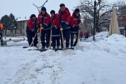 Erzincan kent merkezinde karla mücadele çalışmaları sürüyor