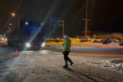 Erzincan-Sivas karayoluna çığ düştü