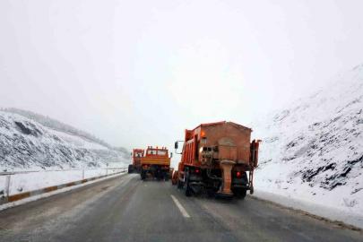 Erzincan-Sivas ve Gümüşhane yolunda kar çilesi