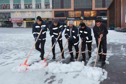 Erzincan’da belediye ekipleri karla mücadele çalışmasını sürdürüyor