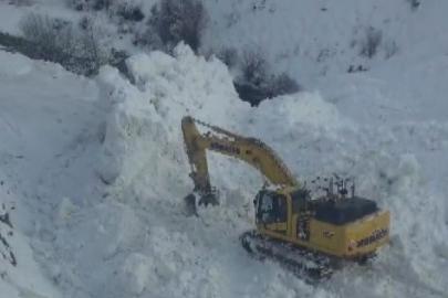 Erzincan’da köy yoluna çığ geldi