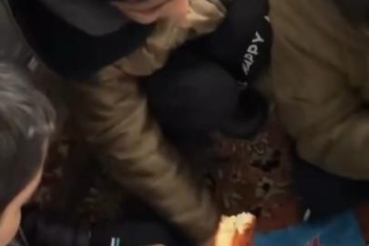 Erzincan’da servis kara saplandı, acıkan minik öğrenciler beslenme çantalarına sarıldı