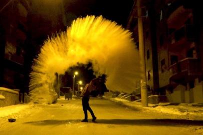 Erzincan’da soğuk havada havaya serpilen kaynar su yere düşmeden buz oldu