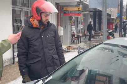 Erzincan’da su tahliye borusu park halindeki aracın üzerine düştü