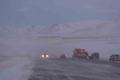Erzurum-Artvin karayolunda tipi etkili oldu, 6 araç kaza yaptı