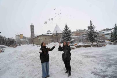 Erzurum’da kar yağışı etkili oluyor