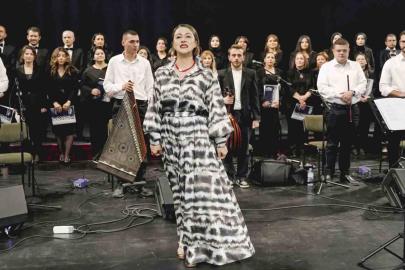 Erzurum’da renkler köprüsü: Baba ve kız aynı sahnede