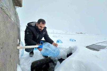 Erzurum’da su hatları dondu, vatandaşlar çeşmelerden bidonlarla su taşıdı