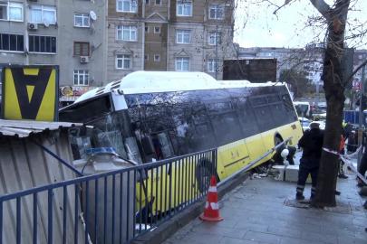 Esenler’de İETT Otobüsünün direksiyon hakimiyetini kaybetmesi sonucu otoparka daldı. Olay yerine çok sayıda ekip sevk edildi.