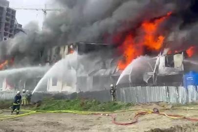 Esenyurt’ta bulunan bir inşaat alanında işçilerin kaldığı konteynerde henüz bilinmeyen bir nedenle yangın çıktı. Alevler kısa sürede büyürken olay yerine itfaiye ekipleri sevk edildi.