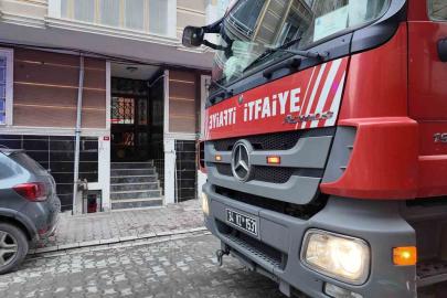 Esenyurt’ta sinir krizi geçiren kadın bir otomobilin üzerine çıkarak zıpladı: O anlar kamerada