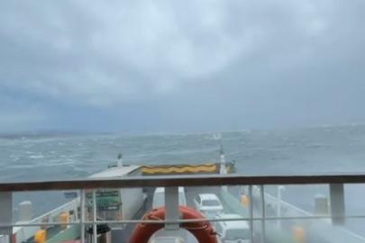 Eskihisar iskelesine yanaşamayıp sürüklenen arabalı feribot güvenli bölgede fırtınanın geçmesini bekliyor