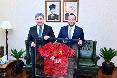 Eskişehirspor yönetimi, Vali Yılmaz’ı ziyaret etti