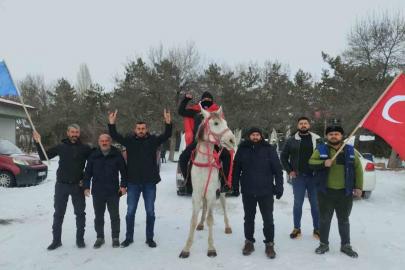 Esnaf at üstünde Türk bayrağı ile tur attı