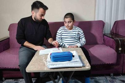 Evde eğitimle derslerini aksatmıyor, polis olma hayali kuruyor