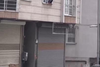 Eve kitlenen genç kadın kendini camdan attı; O anlar kamerada