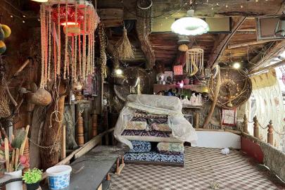 Evinin bahçesini topladığı eşyalarla müzeye çevirdi