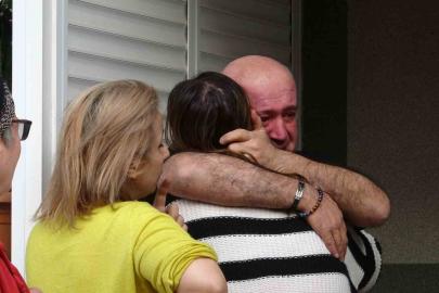 Evleri yanan genç kızı anne ve babası sarılarak teselli etti