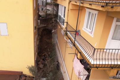 Eyüpsultan’da istinat duvarı çöktü: Bir dairede hasar oluştu