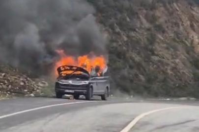 Eyüpsultan’da seyir halindeki araç alevlere teslim oldu