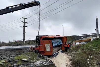 Eyyüpsultan’da kar küreme aracı buzlu yolda devrildi: 1 yaralı