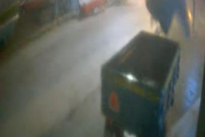 Finike’de hortumun römorku yerinden oynattığı anlar güvenlik kamerasında