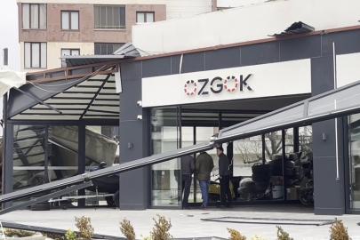 Fırtına çatıları uçurdu, karavanları devirdi