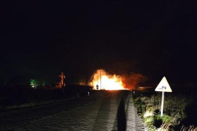 Fırtına elektrik tellerini kopardı, çıkan yangın büyümeden söndürüldü