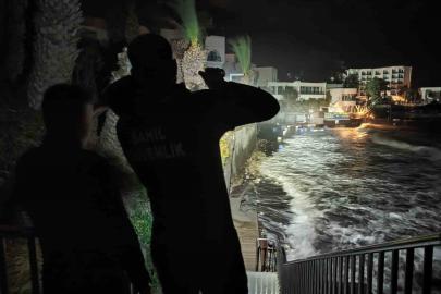 Fırtına, iskelede çalışan işçileri denize düşürdü: 1 ölü, 2 yaralı