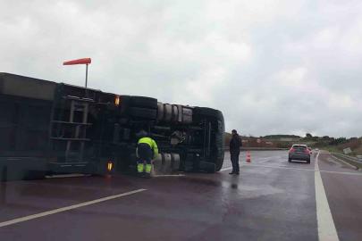 Fırtına otobanda tırı devirdi, sürücü kendi imkanlarıyla böyle çıktı