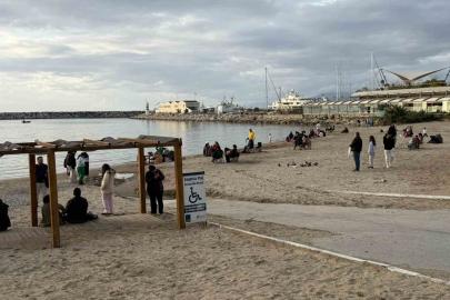 Fırtına sonrası Kuşadası’nda güneş yüzünü gösterdi, sahiller şenlendi