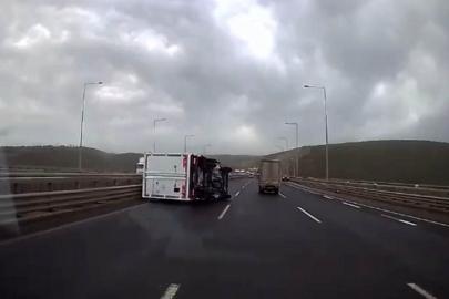 Fırtınada seyir halindeki kamyonet devrildi