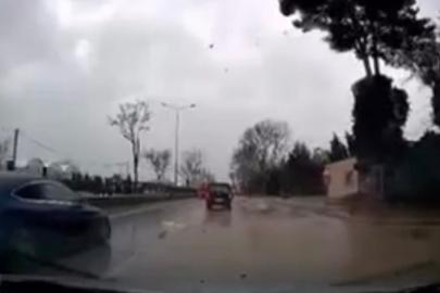 Fırtınanın ağacı devirme anı kamerada