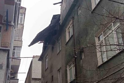 Fırtınanın etkisiyle uçan çatı paniğe yol açtı