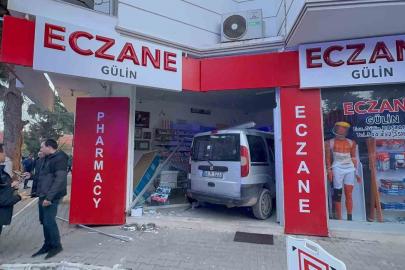 Fren yerine gaza basınca iş yerine daldı