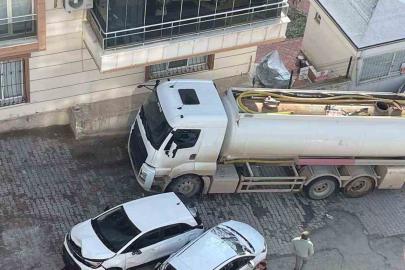 Freni boşalan akaryakıt tankerinin 8 aracı hurdaya çevirdiği anlar güvenlik kamerasında