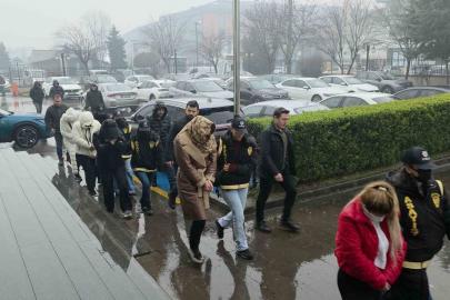 Fuhşa aracılık iddiasıyla gözaltına alınan 9 kadın adliyeye sevk edildi