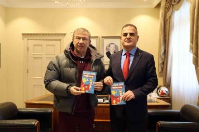 Futbolun efsane ismi Vali Akbıyık’a ‘Gerçek Kral Tanju Çolak’ kitabını hediye etti