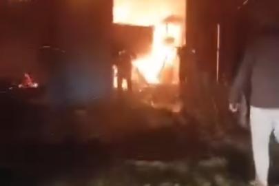 Garajda çıkan yangında traktör kullanılamaz hale geldi