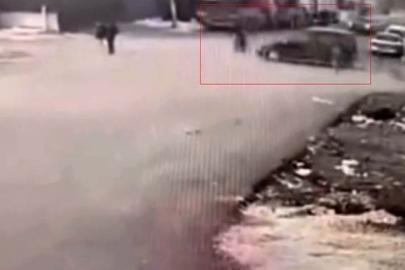 Gaziantep’te ilginç kaza: Hafif ticari araç motosiklete, motosiklet yayaya çarptı