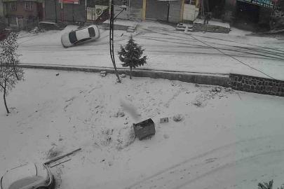 Gaziantep’te karlı yolda feci kaza: Kayan araç kaldırıma çarparak devrildi
