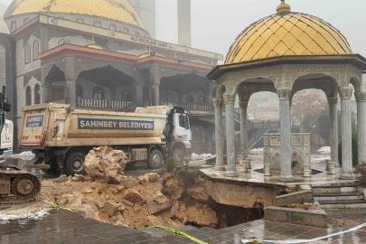 Gaziantep’te yoğun yağış sonrası cami avlusu çöktü
