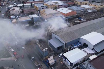 Gaziosmanpaşa’da avize atölyesinin deposunda yangın çıktı: Ekiplerin söndürme çalışması havadan görüntülendi