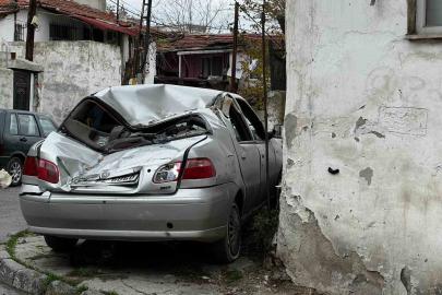 Gaziosmanpaşa’da çatı uçtu, otomobiller zarar gördü