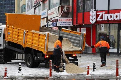 Gaziosmanpaşa’da karla mücadele için ekipler 7/24 sahada