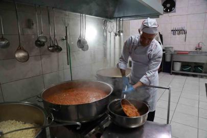 Gebze’deki aşevinden ayda 7 bin 800 öğün sıcak yemek