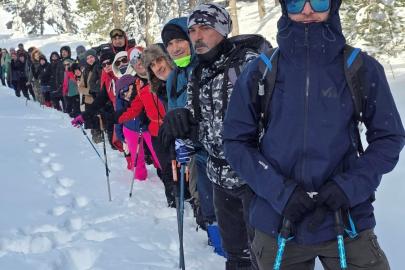 Gediz Murat Dağı Termal ve Kayak Merkezinde kar yürüyüşü