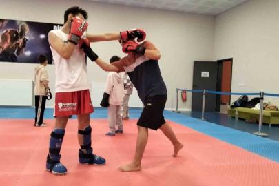 Genç sporcular Kick Boks ile zamanlarını sporla değerlendiriyor