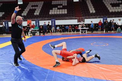 Gençler Güreş Müsabakaları Elazığ’da sürüyor