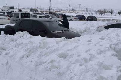 Gercüş’te kar, arabaların boyunu geçti